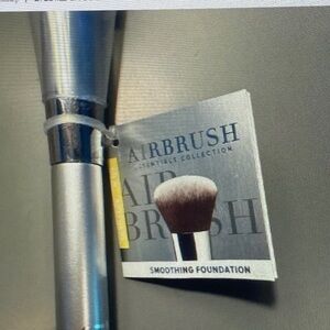 IT Cosmetics Smoothing Foundation Brush New